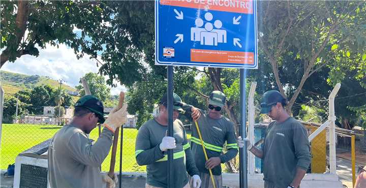 Usina de Baguari e Defesa Civil instalam placas de segurana no distrito